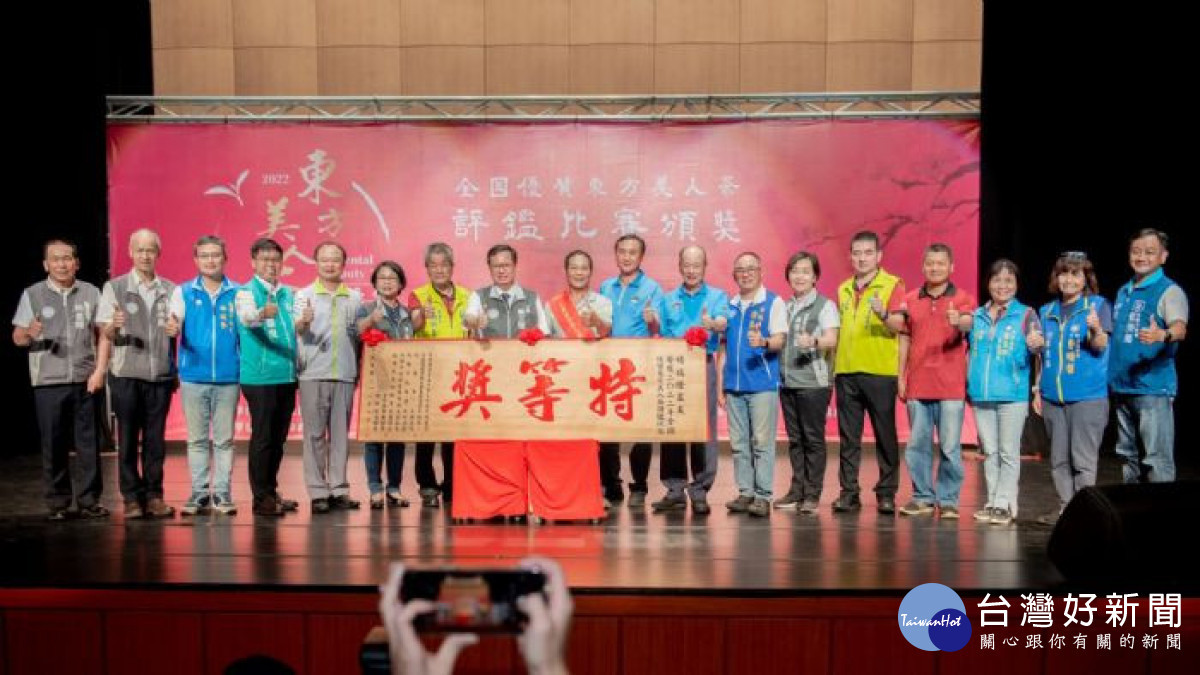 鄭市長頒發木匾予楊瑞隆農友。<br /><br /> <br /><br />