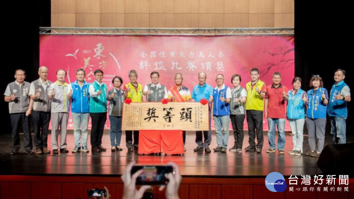 鄭市長頒發木匾予廖文金農友。<br /><br /> <br /><br />
