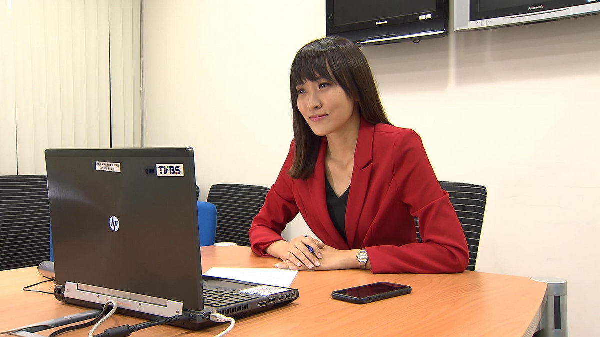 TVBS記者劉亭廷接受國際各媒體訪問