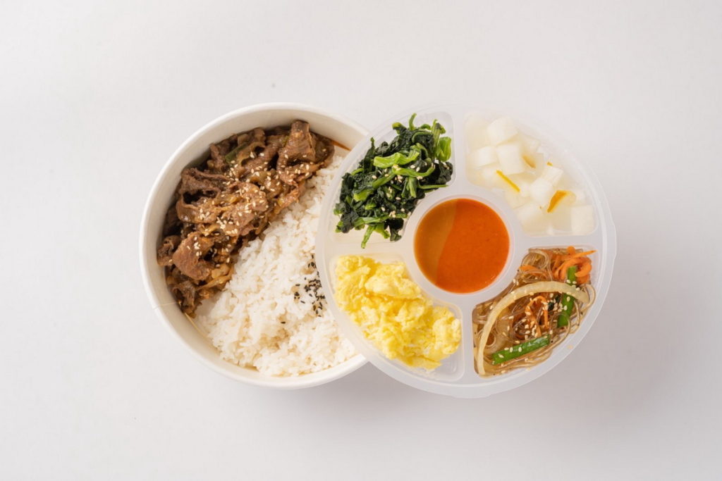 特色雙層韓式拌飯便當 主餐及配菜都讓用餐人自由選配