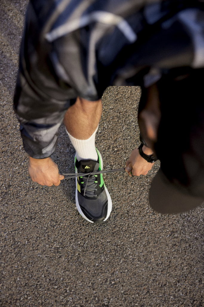 adidas Adistar CS跑鞋搭載全新推進系統ADIDAS ENERGY DRIVE,為雙足提供精準推進力