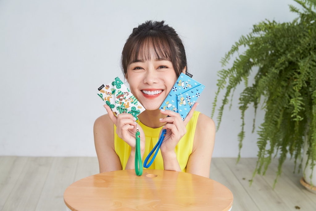 7-ELEVEN搶先於8月4日七夕情人節當天,推出「迪士尼系列-SOU.SOU識別證附零錢包」消費繳費EC當筆加價購,馬上帶走限量經典跨界隨身實...