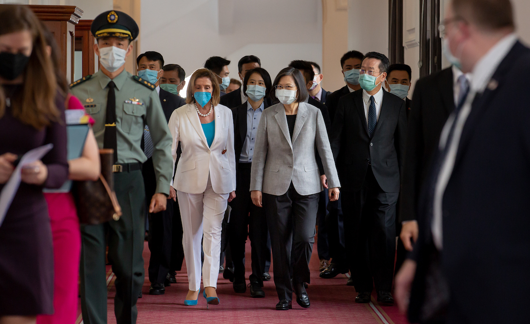 【裴洛西訪台】會晤總統 蔡英文提應對變局三點 裴重申不背棄台灣 32 美國眾議院議長裴洛西3日早上,與總統蔡英文公開會面。蔡英文、裴洛西一同進場。 1