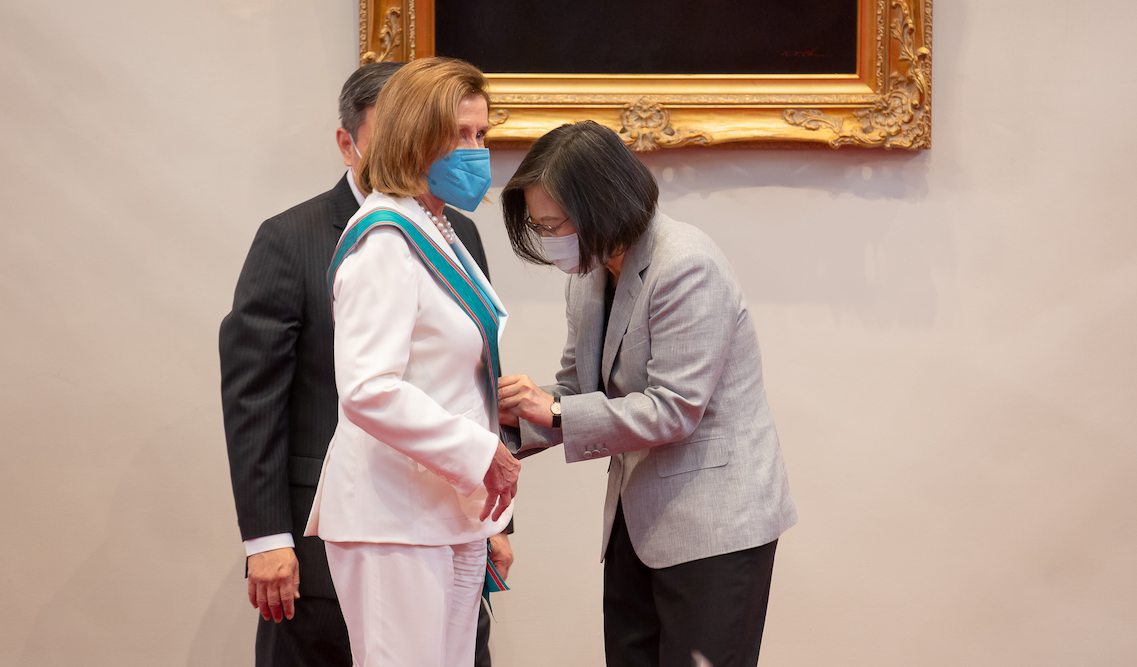【裴洛西訪台】會晤總統 蔡英文提應對變局三點 裴重申不背棄台灣 33 美國眾議院議長裴洛西3日早上,與總統蔡英文公開會面。蔡英文頒贈特種大綬卿雲勳章予裴洛西。