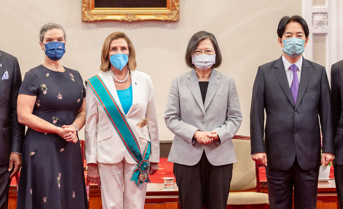 【裴洛西訪台】會晤總統 蔡英文提應對變局三點 裴重申不背棄台灣 34 美國眾議院議長裴洛西3日早上,與總統蔡英文公開會面。最後與副總統賴清德等人合影。 1