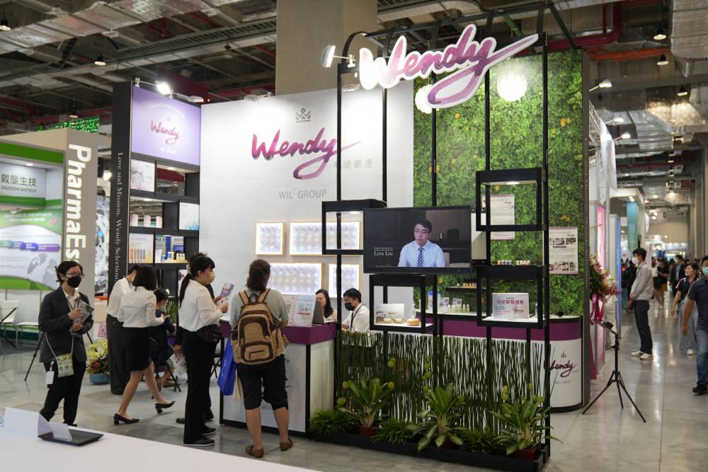 【With Video】The pharmacist, Wendy, strictly controls the pharmaceutical material quality. WIL Group participates in Bio-Asia 2022 49 匯流新聞網CNEWS資料照片134220729a03