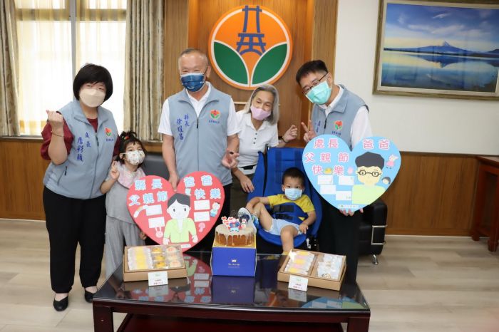 幼安早療兒童致送手作卡片、蛋糕 祝福縣長父親節快樂