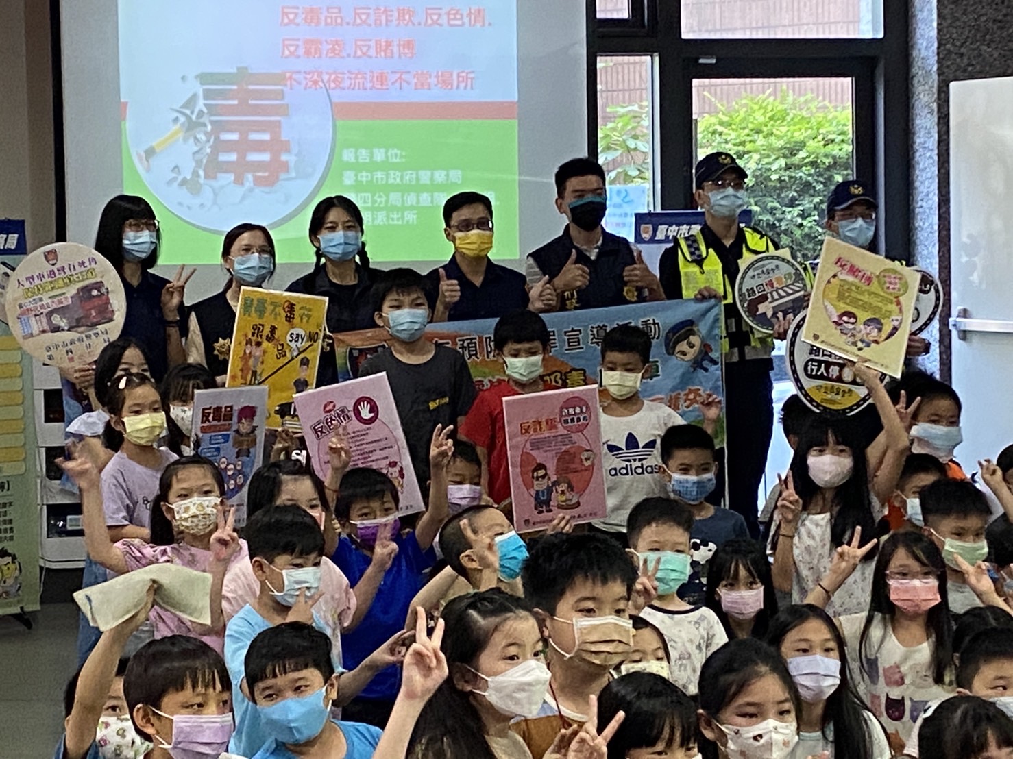 圖片說明:中市警第四分局黎明派出所偵查隊與交通組辦理幼兒園交安講習。(記者謝榮浤翻攝)