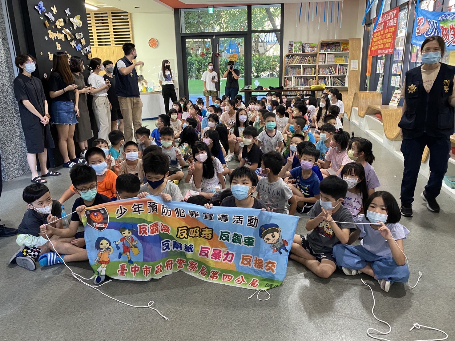 圖片說明:中市警第四分局黎明派出所成功辦理前進幼兒園交通及犯罪預防宣導。(記者謝榮浤翻攝)