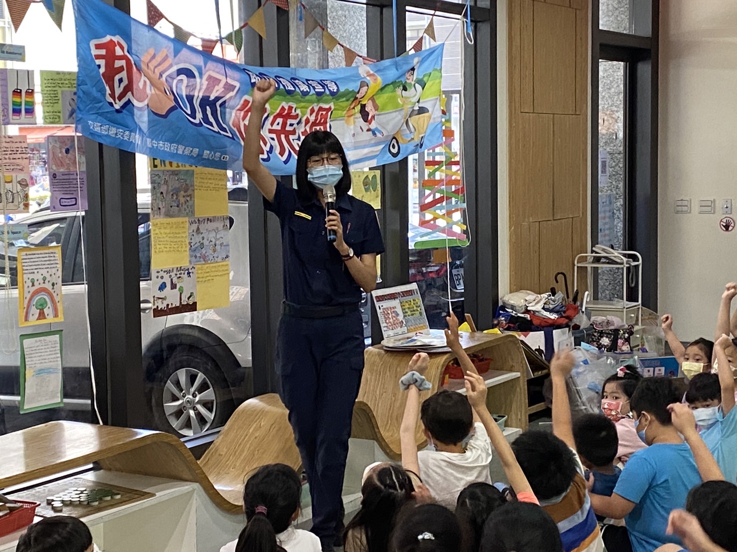 圖片說明:中警第四分局黎明派出所交通組承辦人特別教導學童若遇到陌生人攀談時,不接受來路不明的東西。(記者謝榮浤翻攝)