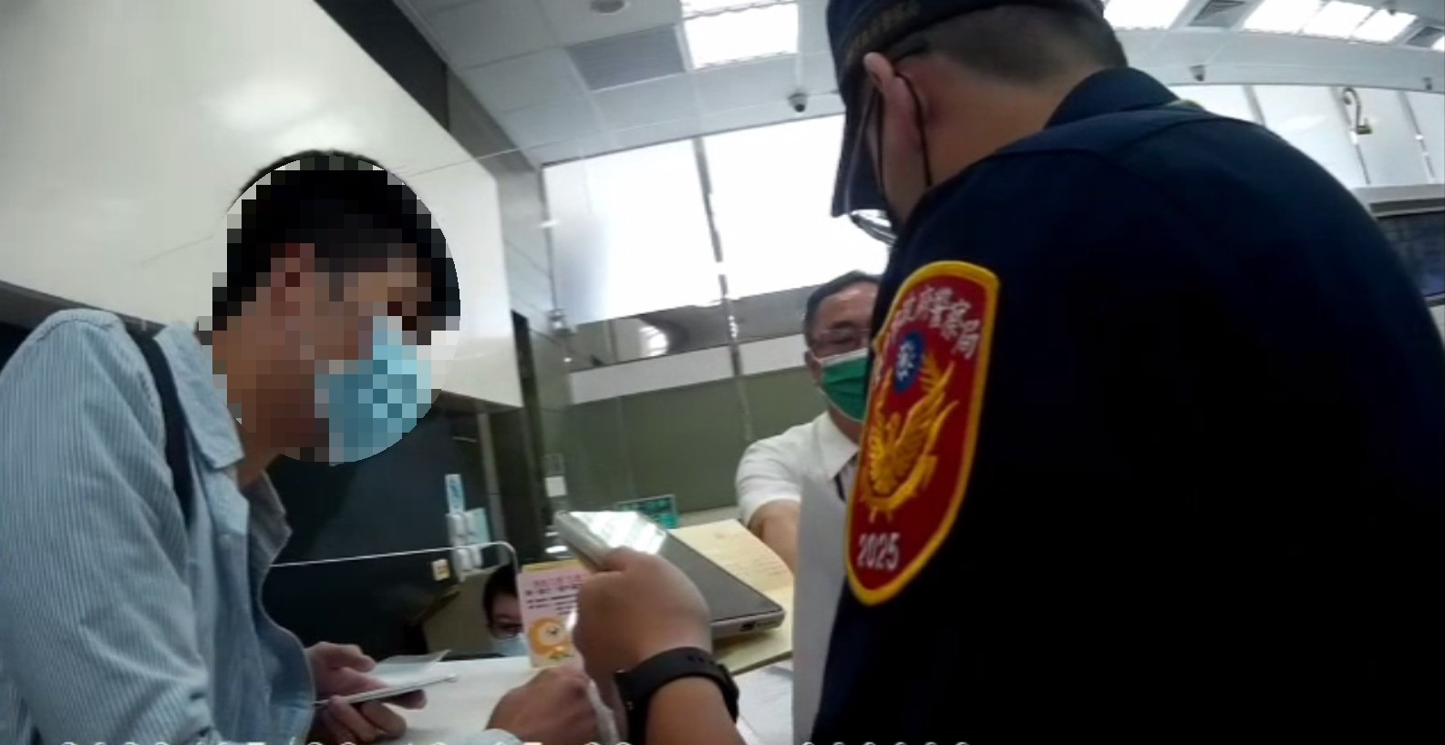 圖片說明：臺中市政府警察局第二分局永興派出所長蔡易儒成功阻詐守住民眾443萬元。(記者謝榮浤翻攝) 