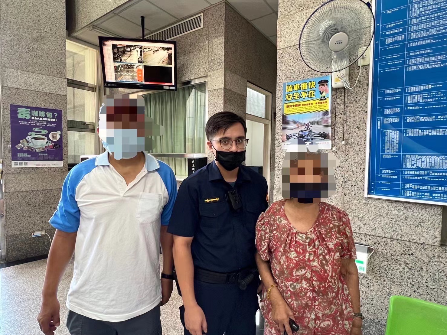 圖片說明:景美派出所員警劉尚哲(中)協助失智老婦找到家人助其返家。(記者吳萍翻攝)
