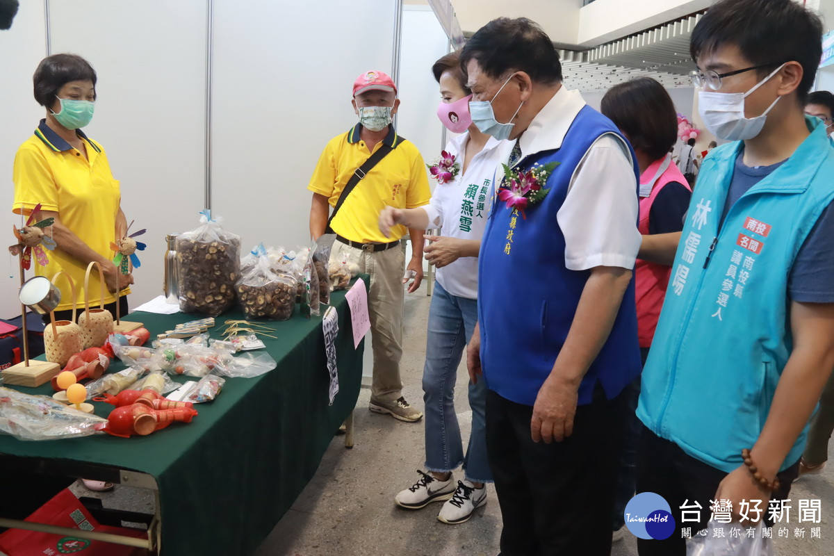 陳副縣長到每個社區攤位致意。(記者扶小萍攝)