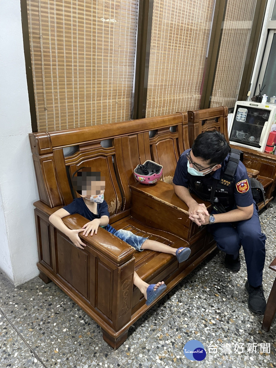 北興派出所所長林韋廷及警員林義寅協助男童重回父母懷抱／警方提供
