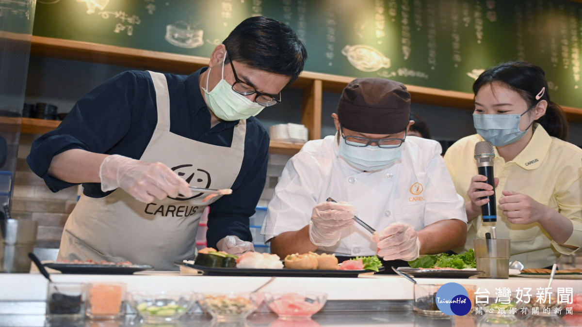 ▲喜憨兒邀請市長陳其邁換上圍裙一起製作料理。(圖/記者 許高祥 翻攝)