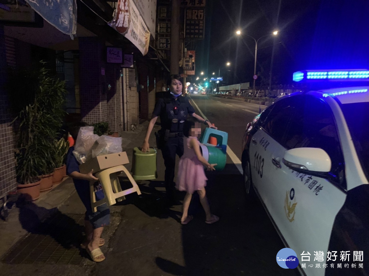 幼童深夜超商前兜售物品，暖警細心呵護尋親助返家。<br /><br /> <br /><br /> 
