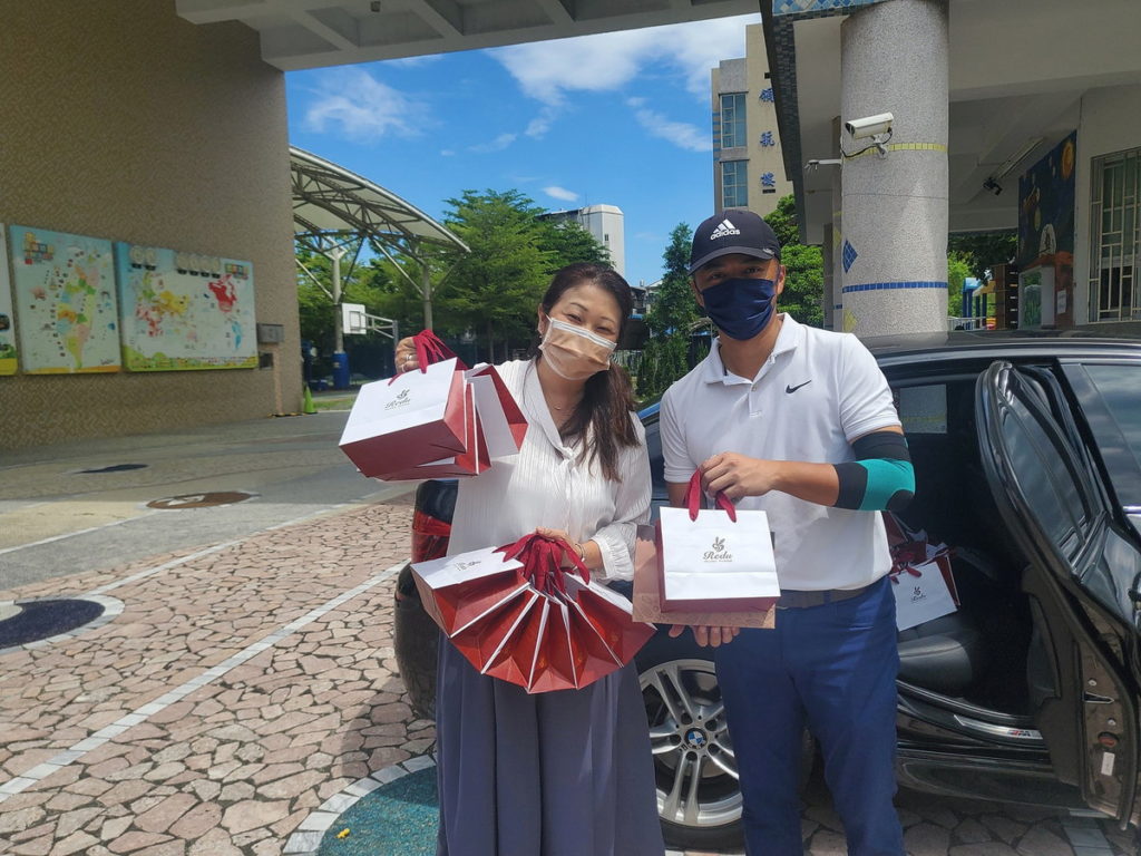 志航國小鄭宛鈺校長從黃盈傑老闆(右)手中接到巧克力