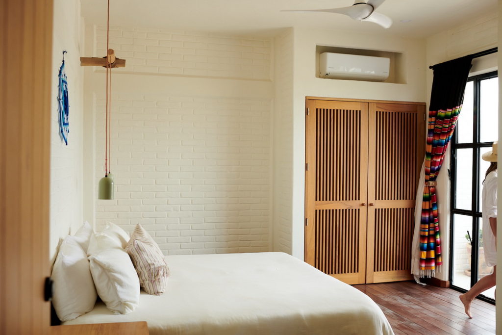 墨西哥「Punta Mita」「Punta Mita Surf Lodge」是當地知名民宿,客房佈置清新舒適。(圖片由Booking.com提供)