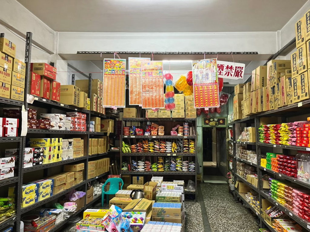 偷故事的人_令人回味無窮的古早柑仔店