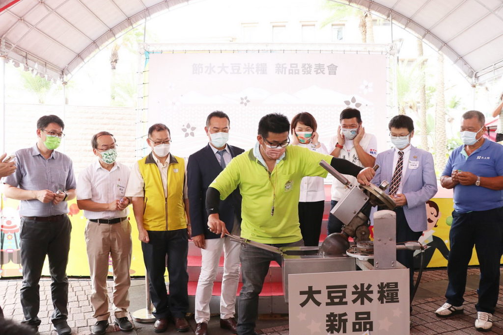 貴賓一同體驗爆米香