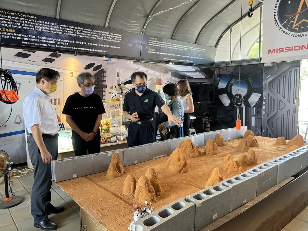 東海大學火星基地展示仿火星表面的智能車避障賽道模型。(圖/東海大學提供)
