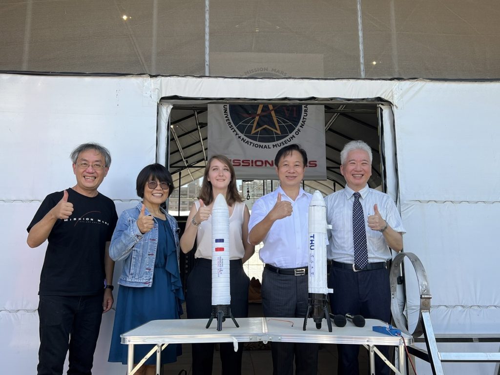 東海大學校長張國恩(右二)及法國在台協會學術合作暨文化處NEYRA_Antoinette博士(右三)共同發射分別代表東海大學以及法國的兩支火箭,開啟雙邊未來科學教育合作。(圖/東海大學提供)