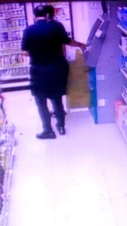 保大員警吳光偉勸導該名男子別依詐團指示操作ATM,並請其立刻退出提款卡自保。