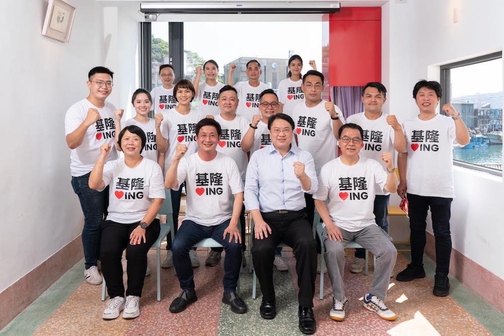 【匯流民調2022縣市長系列3-2】各陣營觀點/蔡適應依步調努力 邱臣遠陳薇仲黃希賢都想爭取中間選民 91 民進黨基隆市長參選人蔡適應與基隆市長林右昌,率13名基隆市議員參選人合影。