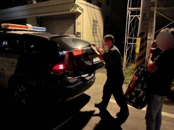 失業男深夜徒步百里返鄉 暖警為民服務護送返家