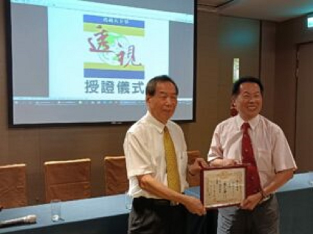 圖片說明:透視全球報導雜誌總社長陳子堅於授證典禮頒贈台中分社長廖巳驊聘書。(圖/透視全球報導雜誌台中分社提供)
