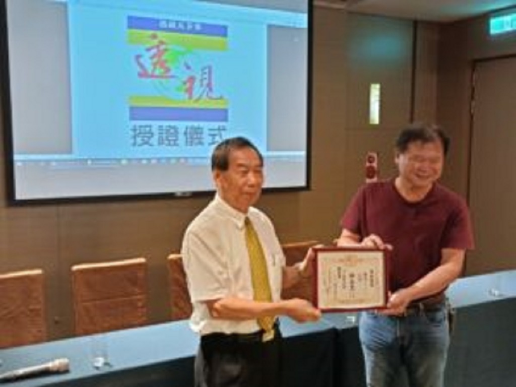 圖片說明:透視全球報導雜誌總社長陳子堅於授證典禮頒贈台中副分社長邱志忠聘書。(圖/透視全球報導雜誌台中分社提供)
