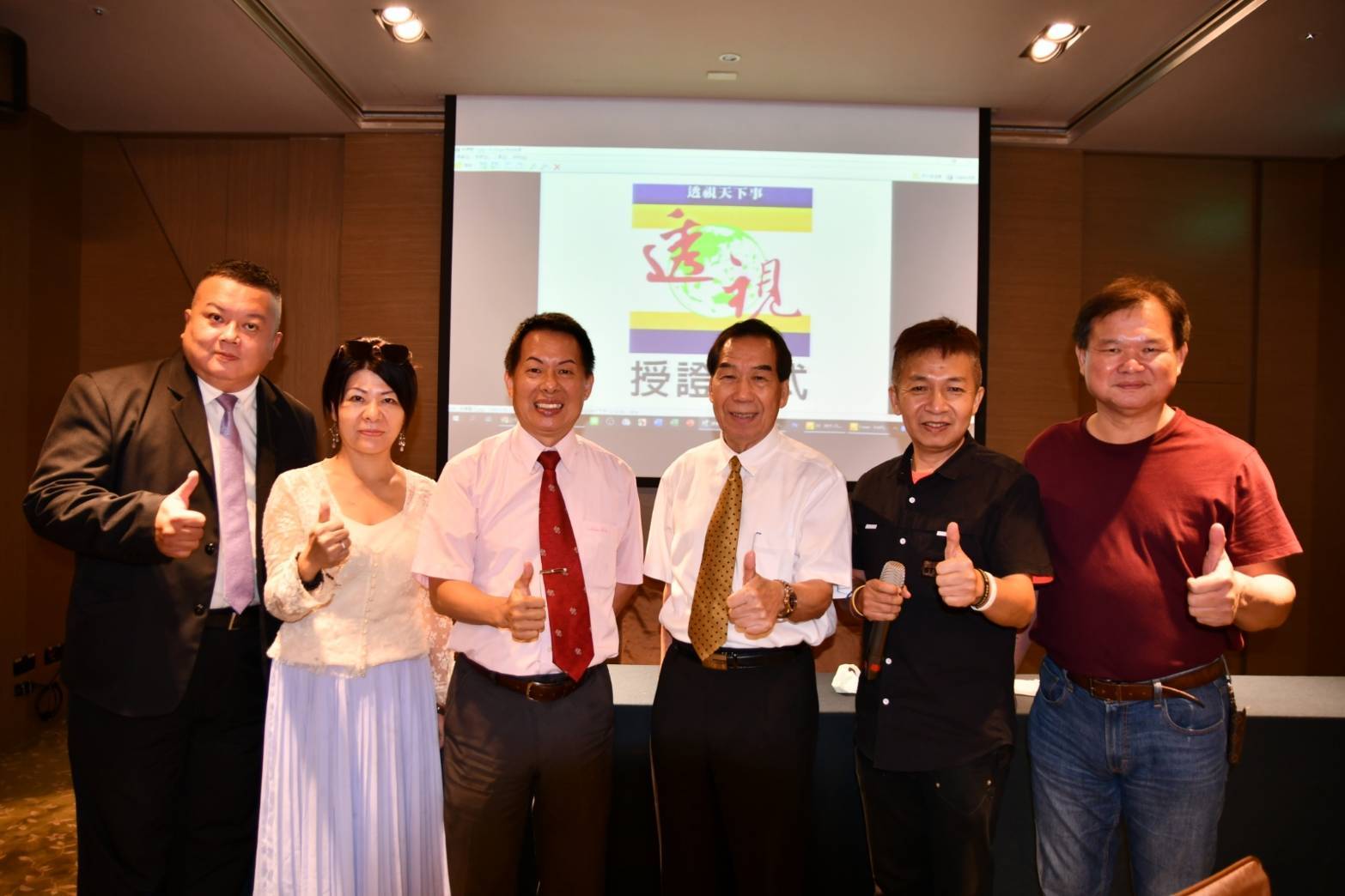 圖片說明:透視全球報導雜誌台中分社於授證典禮後與重要貴賓一同合照留影紀念。(圖/透視全球報導雜誌台中分社提供)