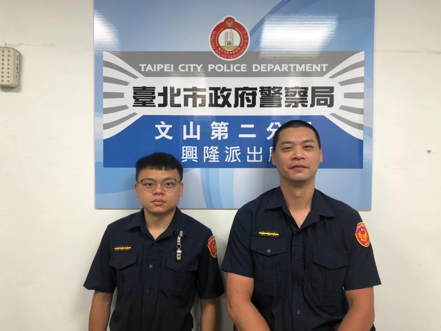 圖片說明:興隆所警員吳泓緯(左)吳文軒(右)成功阻止一起靈骨塔詐騙,保住民眾積蓄。(記者吳萍翻攝)