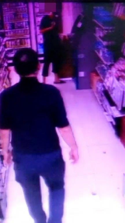 圖片說明:保大員警吳光偉機警上前關心該名正與詐騙集團邊講電話、邊操作ATM之男子。(記者宋紹誠翻攝)
