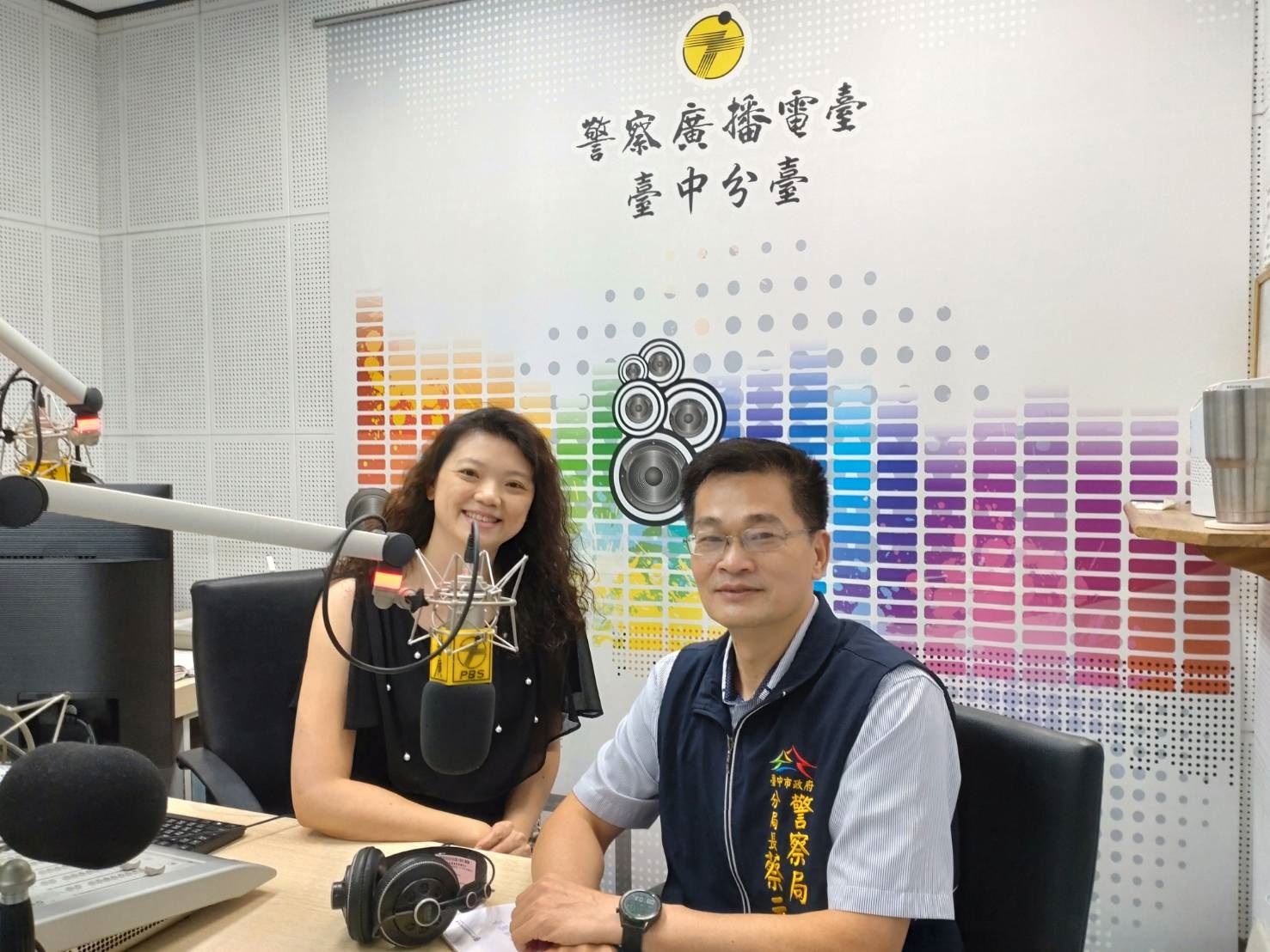 圖片說明:中市警第六分局長蔡元戎親上警察廣播電臺台中分臺,為青少年的煩惱解惑,聚焦青少年容易不慎觸法之行為。(記者謝榮浤翻攝)