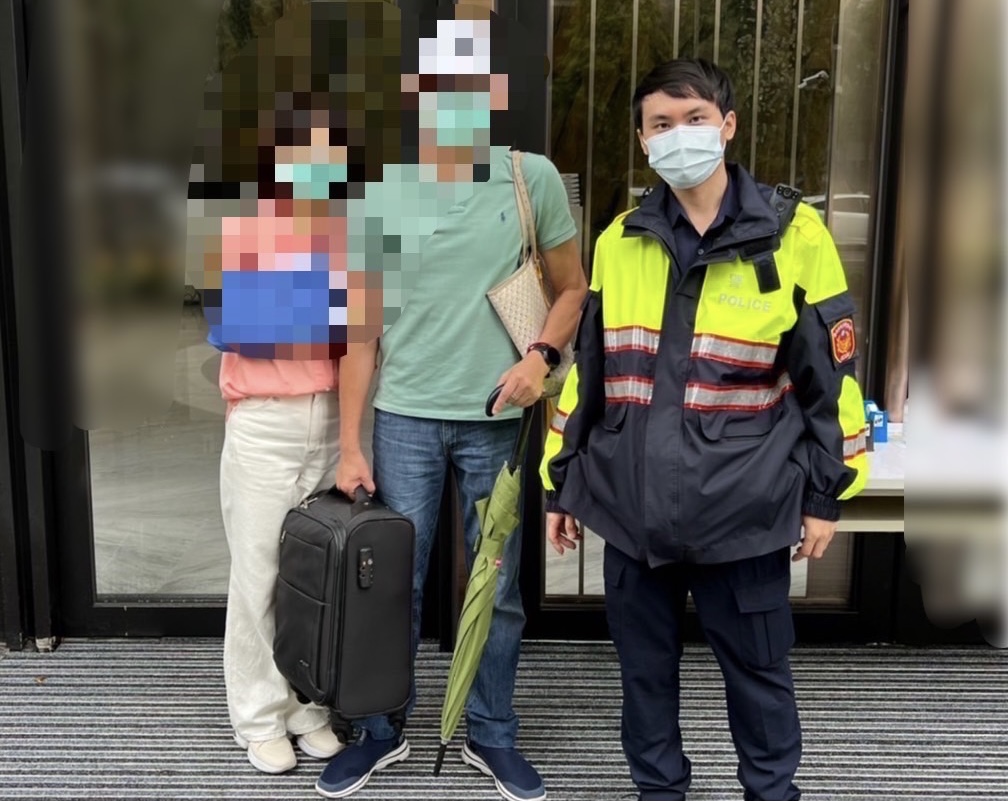 圖片說明:海山警護送提領鉅款民眾返家。(記者戴昱弘翻攝)