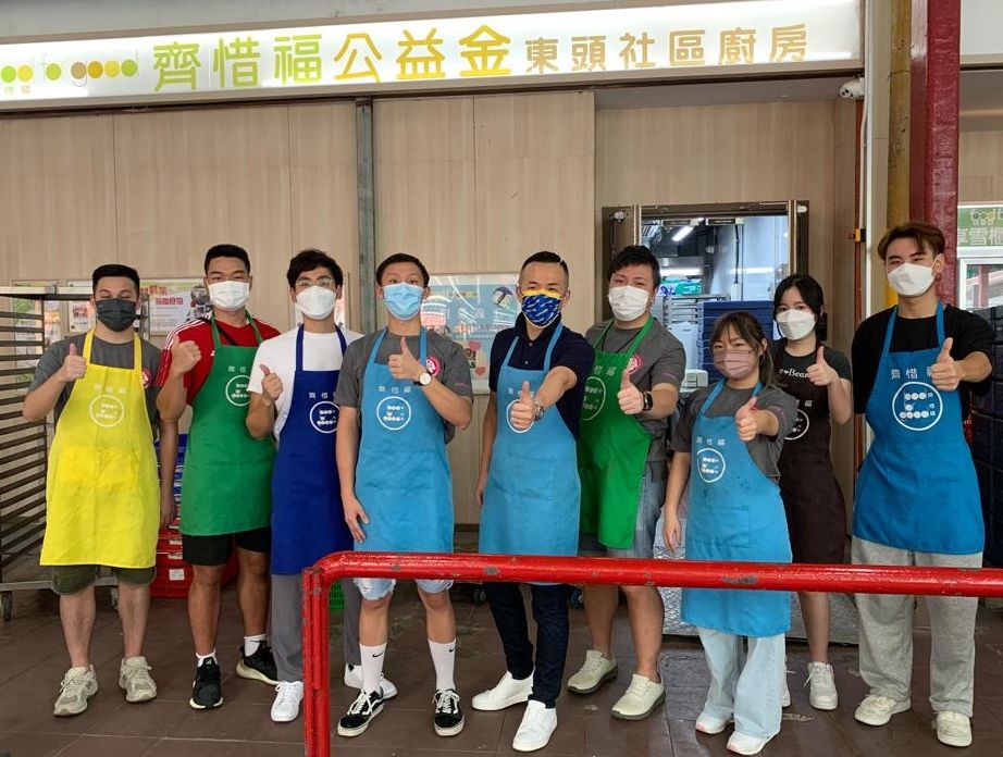 儲存易集團旗下儲存易慈善基金7月29日與香港亞洲獅子會及「社區廚房」齊惜福派發愛心飯盒。