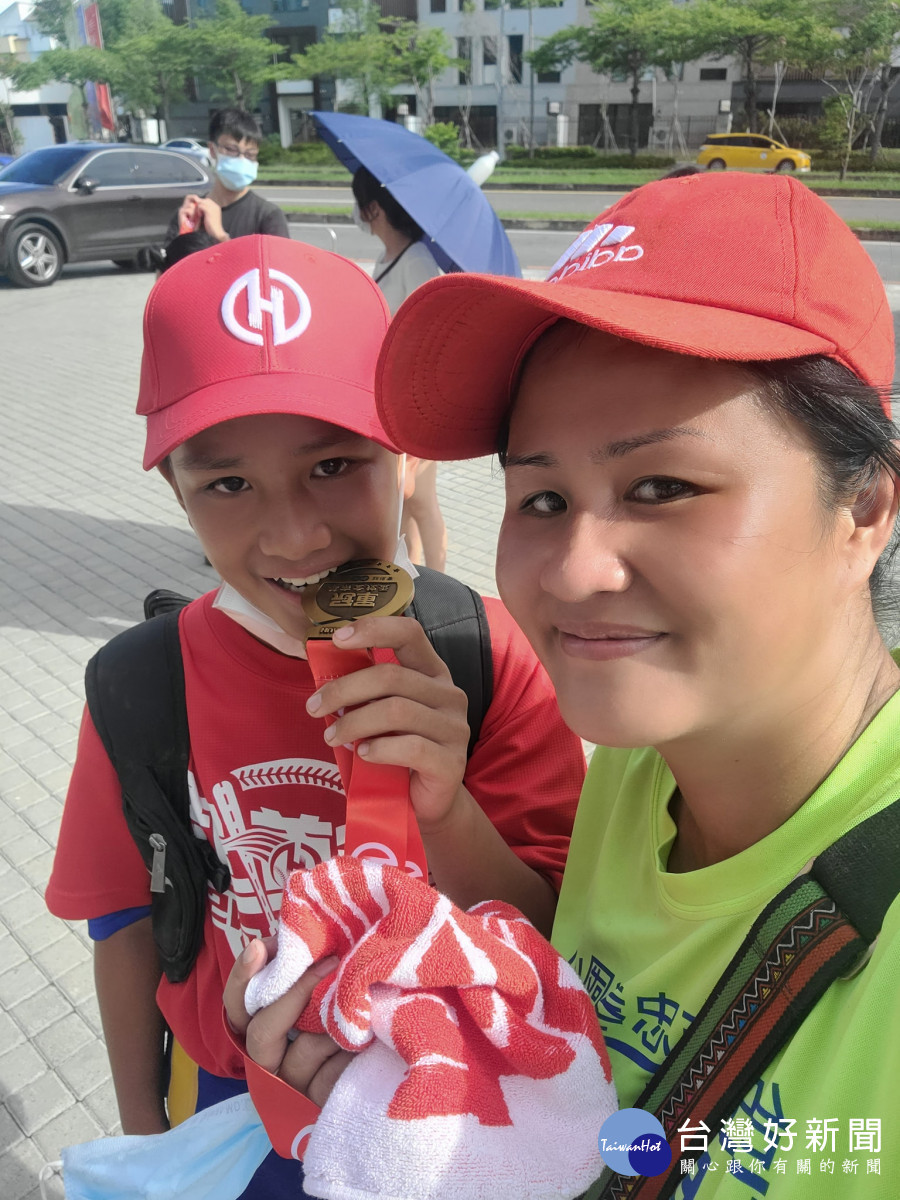 陳恩與媽媽合照,媽媽是孩子的最大粉絲及最佳後援 (台灣世界展望會提供)