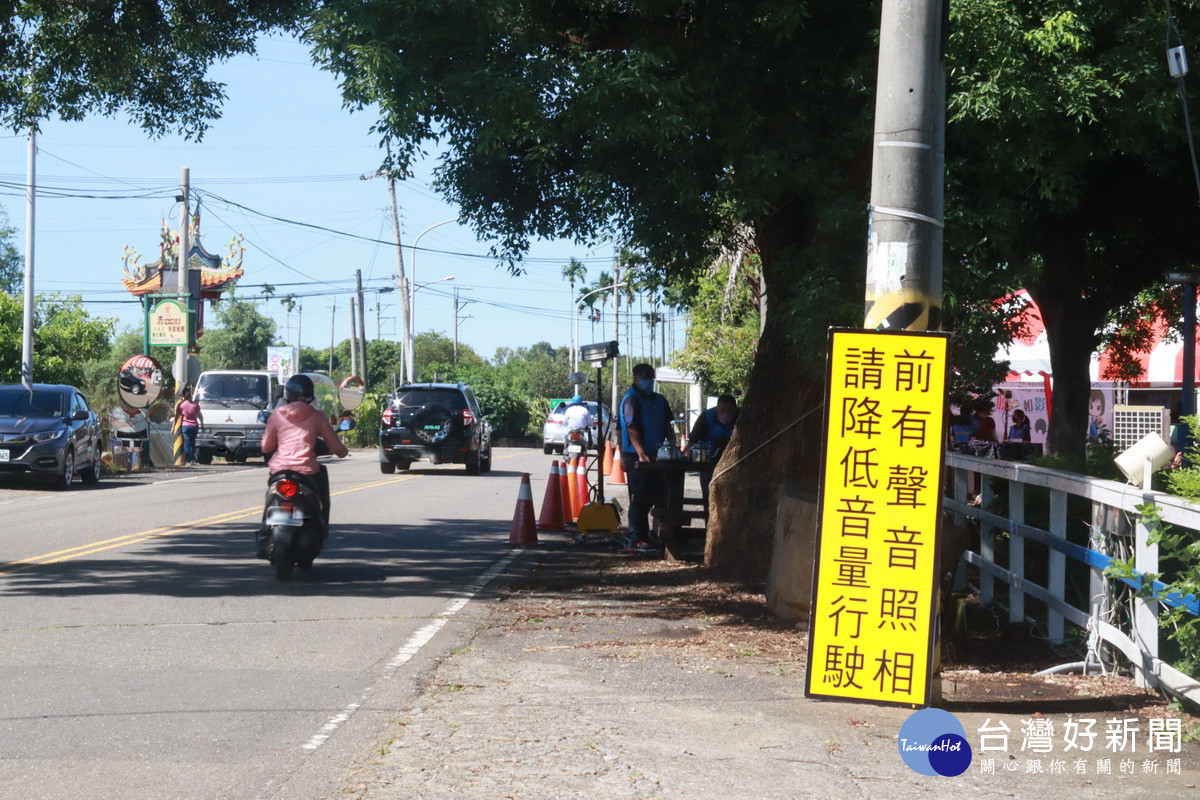 取締前方會有告示牌警示。(記者扶小萍攝)