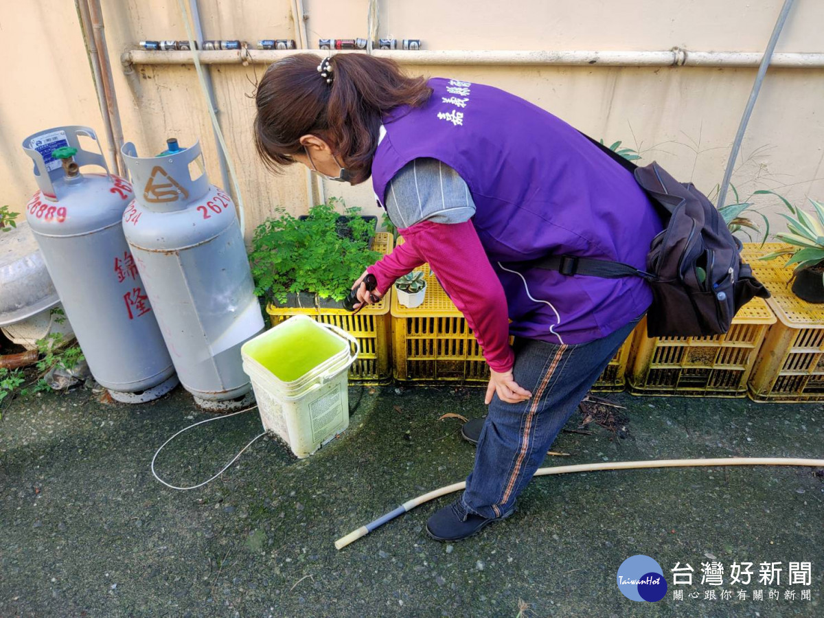 嘉義縣衛生局深入社區村里查核積水容器，已開立26張改善單／嘉義縣府提供