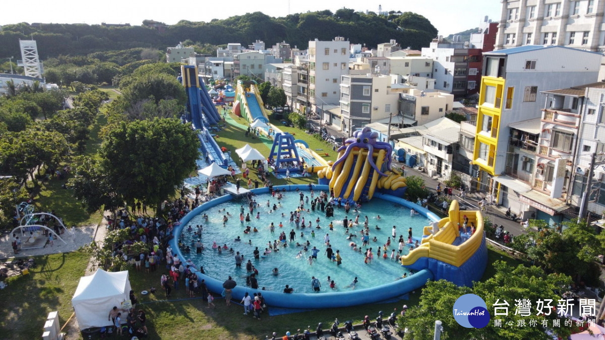 ▲炎炎夏日氣墊樂園巨無霸戲水池，吸引家長帶著小朋友玩水消暑。（圖／記者 許高祥 翻攝）