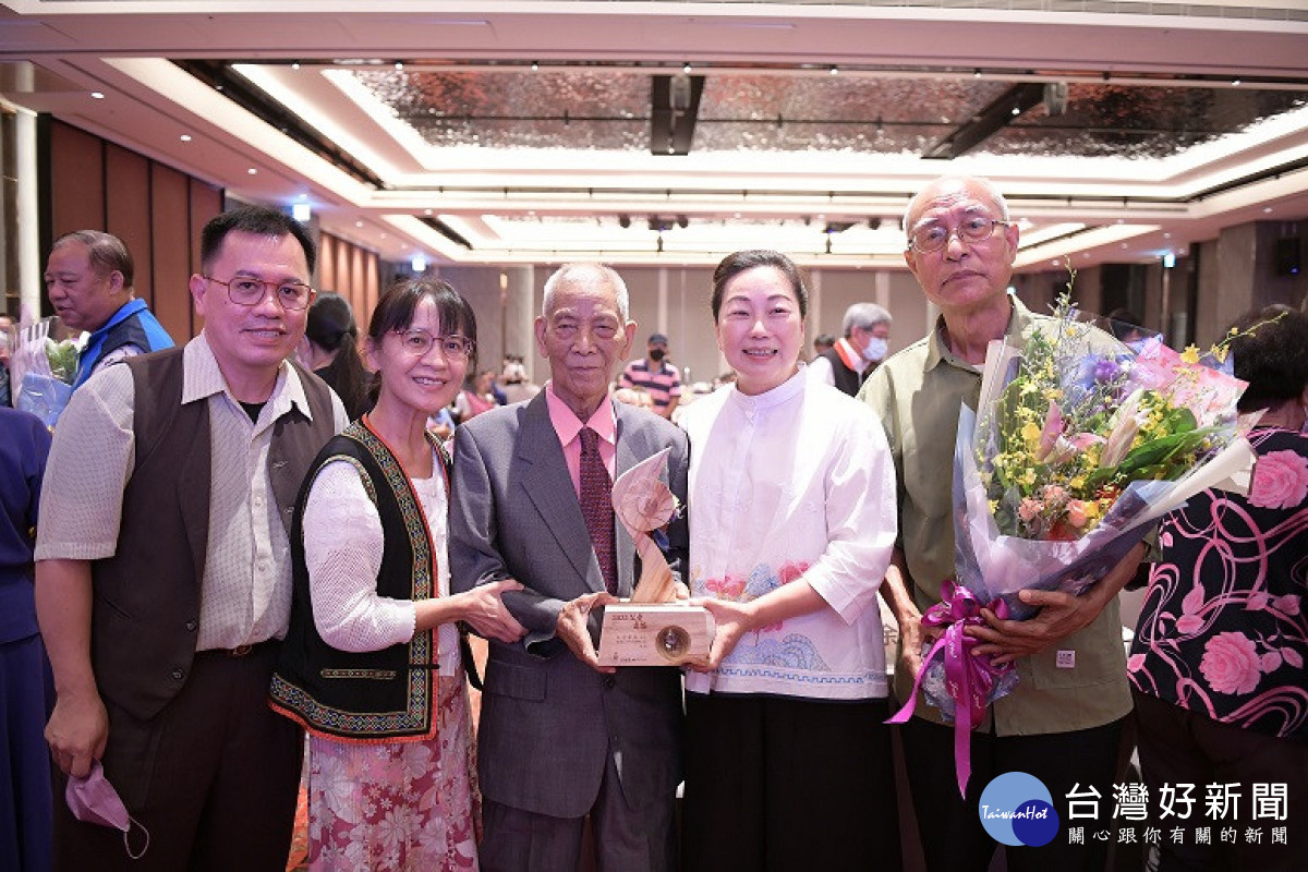 花蓮縣府表揚模範父親　徐榛蔚祝全天下爸爸「父親節快樂」