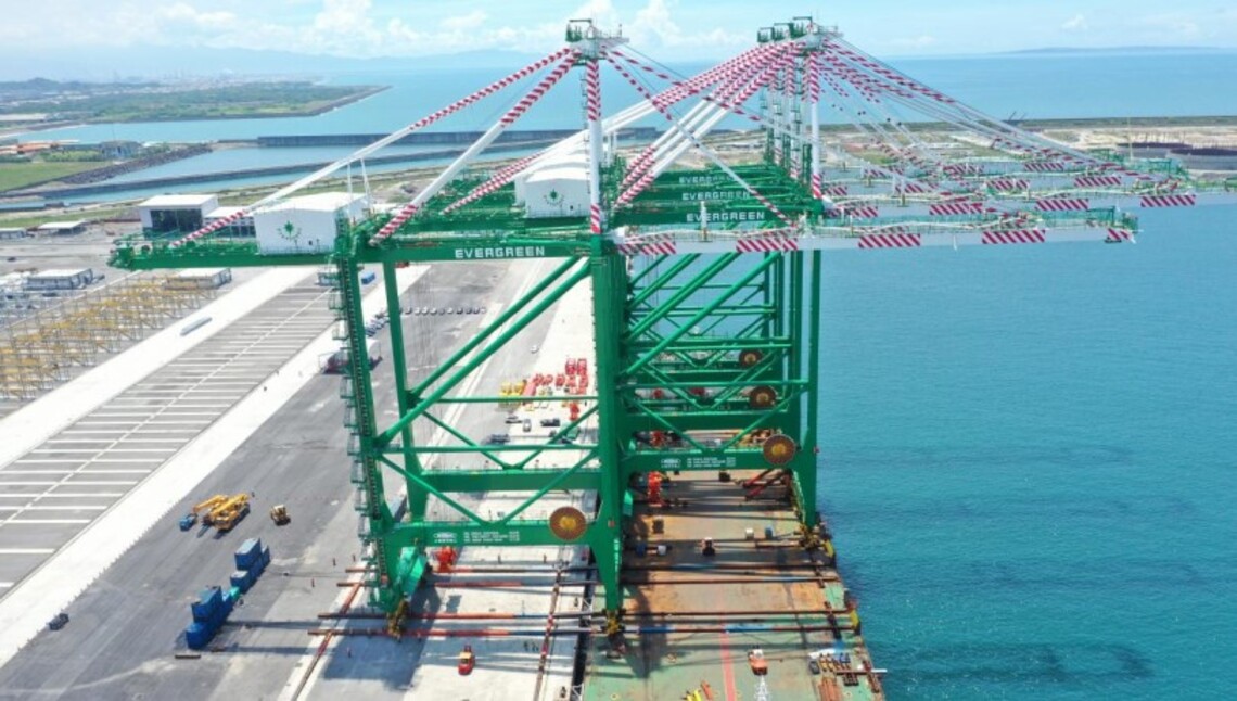 全台首座最大型貨櫃碼頭橋式起重機上岸 為高雄港加值創量