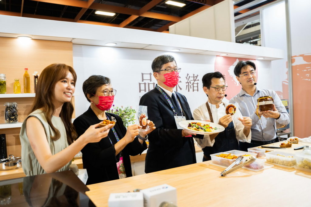 開幕式由法式餐廳餐飲總監簡天才、飲食文化達人徐仲偕同主委楊長鎮,共同拆解客