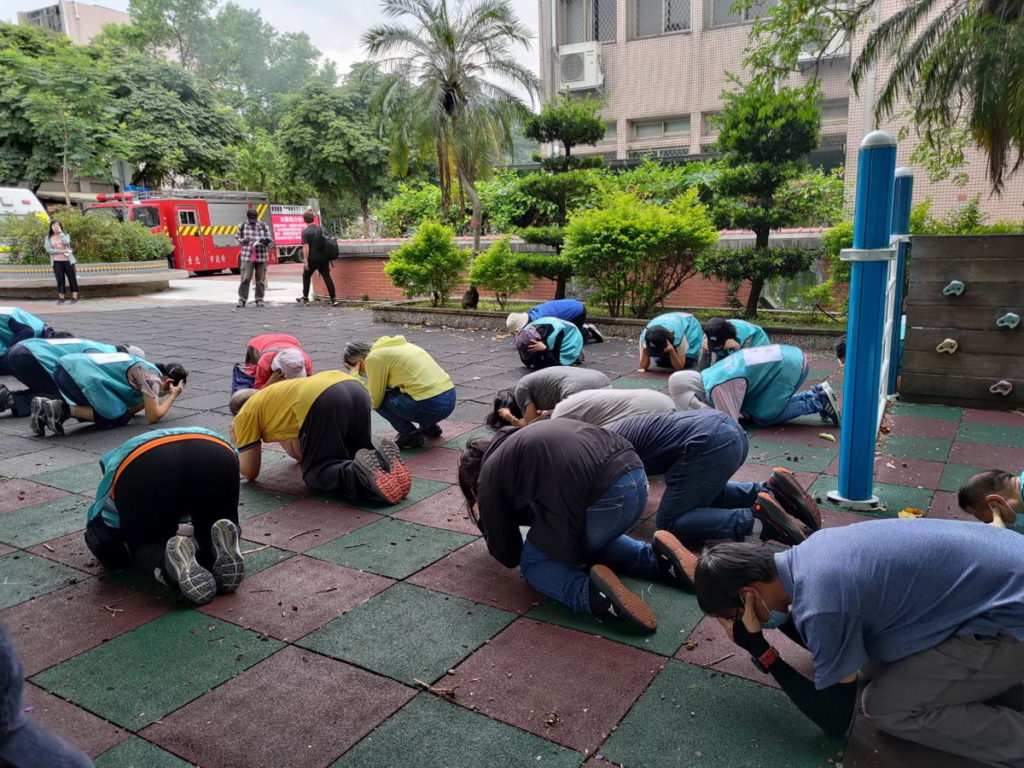 配售站突遇空襲,進入避難