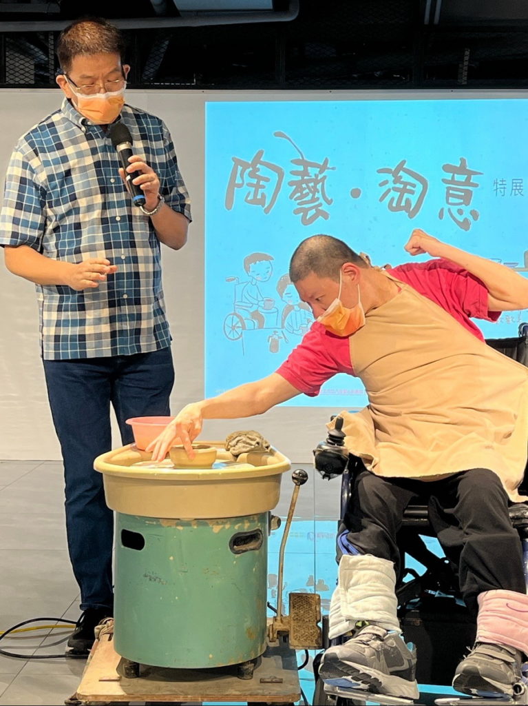 患有重度腦性麻痺的阿琮為陶藝社團的創始資深成員,開幕當日上台示範以「黃金右手」拉出獨一無二的陶器作品。