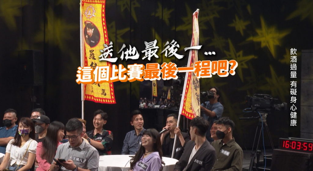 友人捧選手的照片稱:「要送他在這個比賽的最後一程」,讓現場眾人哭笑不得。(圖/翻攝料理之王3)