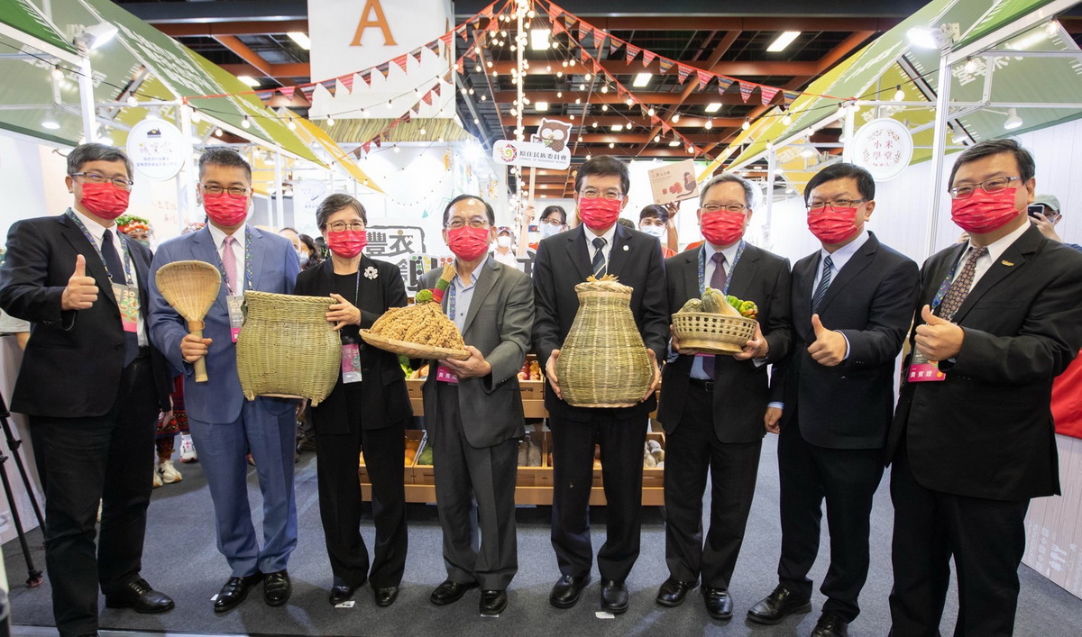 原民會鍾興華 Calivat•Gadu副主委與觀光協會葉菊蘭會長及中央部會長官於「豐衣族食」展館合影