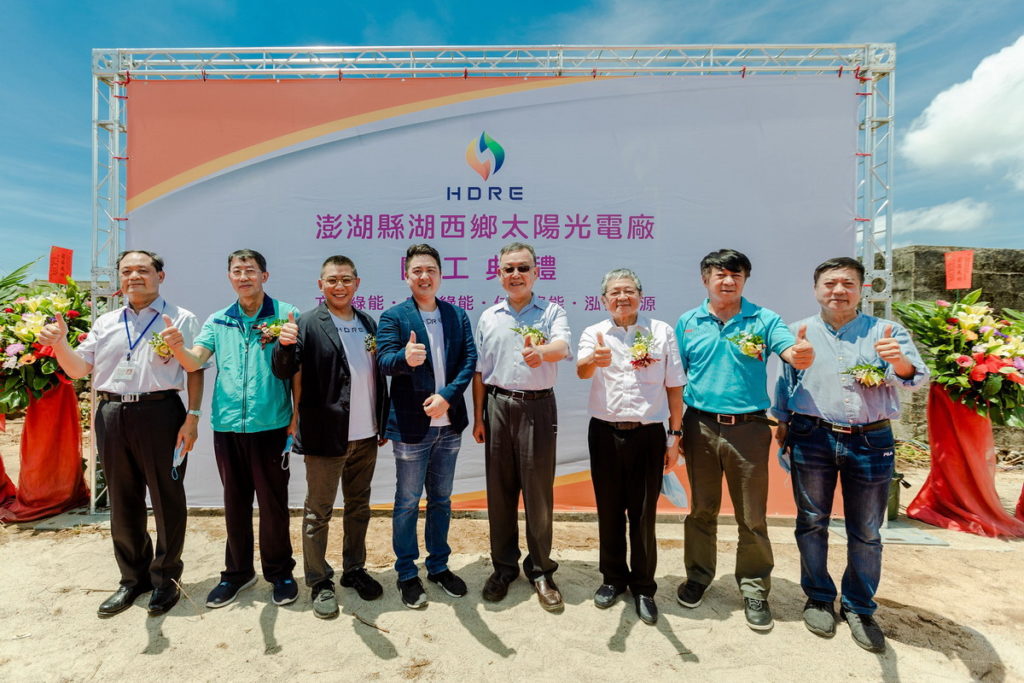 泓德能源本批綠電將透過台澎電纜將綠電輸送回台灣,為本島帶來更充沛的綠電來源。(圖中人物左起:台灣電力公司澎湖區營業處處長陳慶平、澎湖縣湖西鄉公所秘書黃文明、泓德能源總經理周仕昌、泓德能源董事長謝源一、澎湖縣縣長賴峰偉、無黨團結聯盟主席林炳坤、澎湖縣副議長陳雙全、澎湖縣議員陳政忠)
