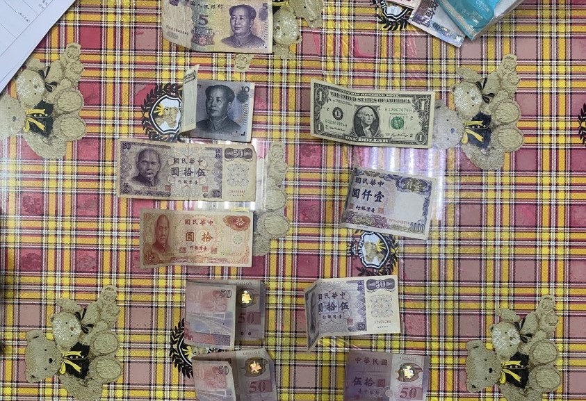 ▲警方在嫌犯身上起獲竊得財物及假髮等贓證物 (圖/新竹縣警察局 提供)